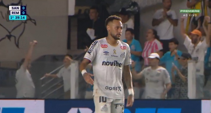 开云体育-心里有火！内马尔妙传送助攻后表情严肃，队友用手指他的方向庆祝